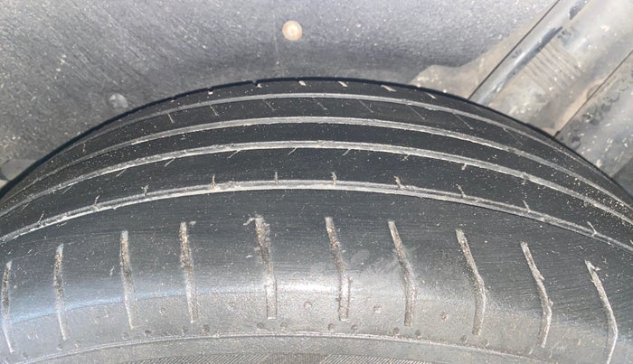 2020 Mahindra MARAZZO M 6 + 8 STR, Diesel, Manual, 87,670 km, Left Rear Tyre Tread