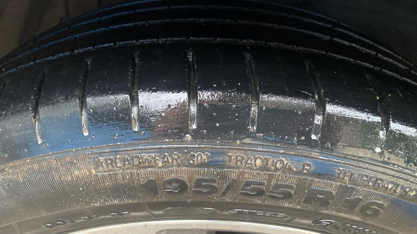 2019 Maruti Ciaz ALPHA  AT 1.5 SHVS PETROL, Petrol, Automatic, 52,089 km, Left Front Tyre Tread
