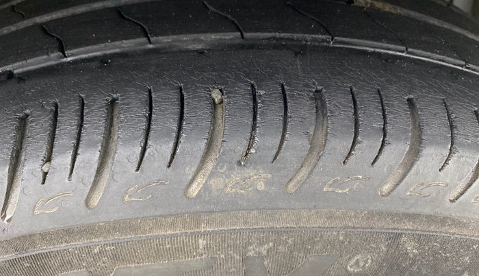 2016 Maruti Swift ZXI, Petrol, Manual, 99,786 km, Right Front Tyre Tread