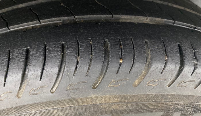2016 Maruti Swift ZXI, Petrol, Manual, 99,786 km, Right Rear Tyre Tread