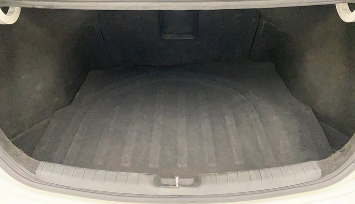 2016 Hyundai New Elantra 1.6 SX (O) AT DIESEL, Diesel, Automatic, 99,120 km, Boot Inside