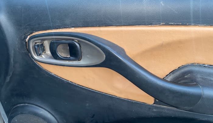 2016 Tata Indigo ECS LX TDI, Diesel, Manual, 1,28,146 km, Driver Side Door Panels Control