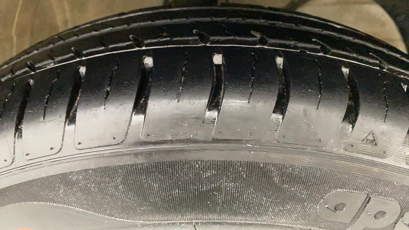 2018 Maruti Swift LXI D, Petrol, Manual, 16,083 km, Right Front Tyre Tread