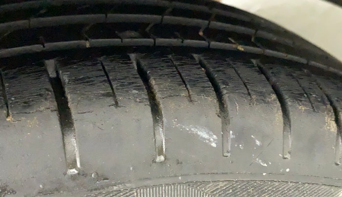 2016 Maruti Ciaz ZXI+, Petrol, Manual, 75,603 km, Left Rear Tyre Tread