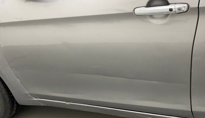 2016 Maruti Ciaz ZXI+, Petrol, Manual, 75,603 km, Front passenger door - Slightly dented