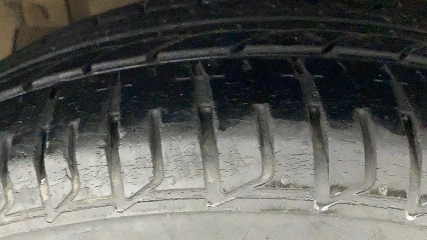 2016 Maruti Ciaz ZXI+, Petrol, Manual, 75,603 km, Left Front Tyre Tread