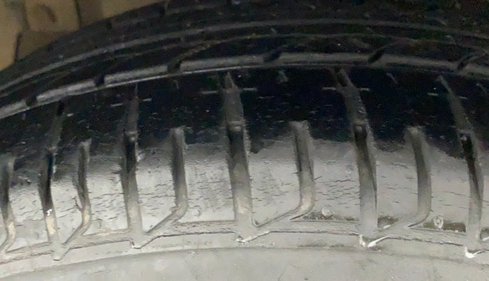 2016 Maruti Ciaz ZXI+, Petrol, Manual, 75,603 km, Left Front Tyre Tread