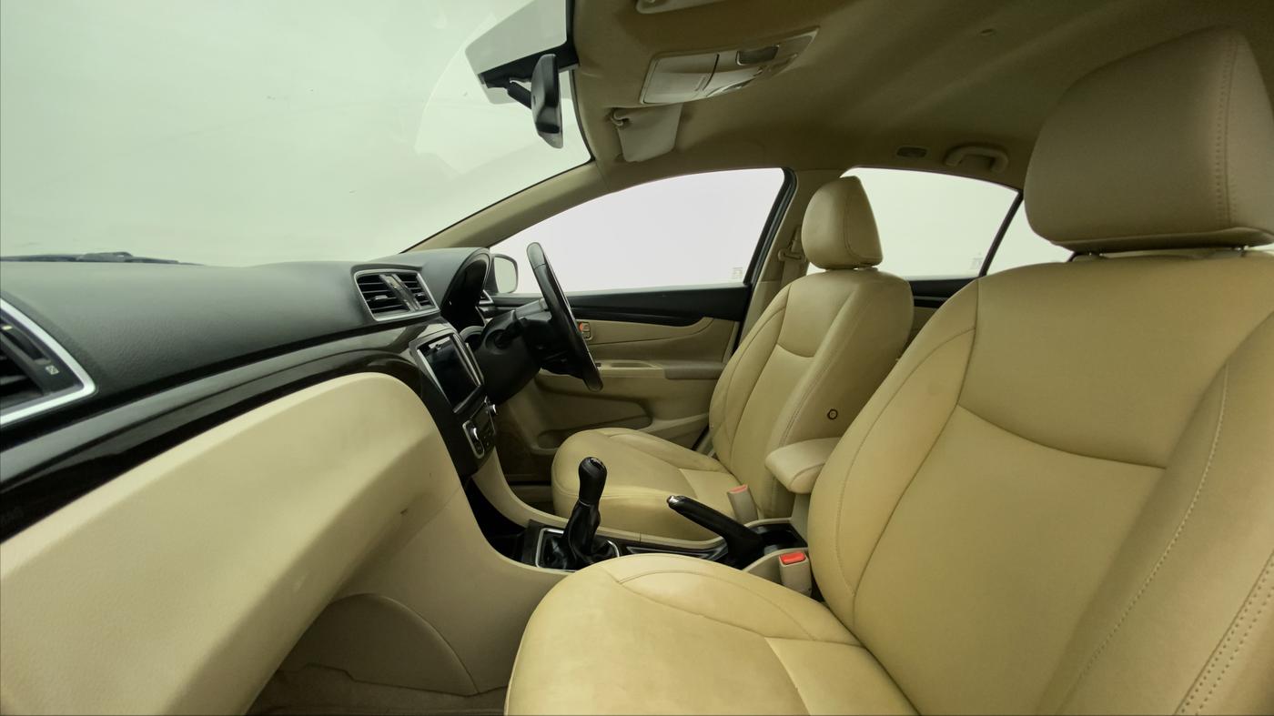 2016 Maruti Ciaz ZXI+, Petrol, Manual, 75,603 km, Right Side Front Door Cabin