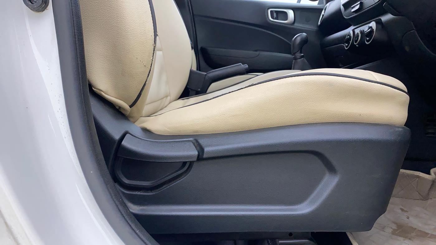 2020 Hyundai VENUE S 1.2, Petrol, Manual, 29,837 km, Driver Side Adjustment Panel