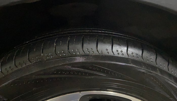 2017 Renault Captur PLATINE DIESEL , Diesel, Manual, 1,18,040 km, Right Front Tyre Tread