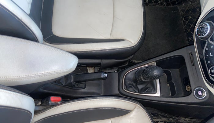 2017 Renault Captur PLATINE DIESEL , Diesel, Manual, 1,18,040 km, Gear Lever