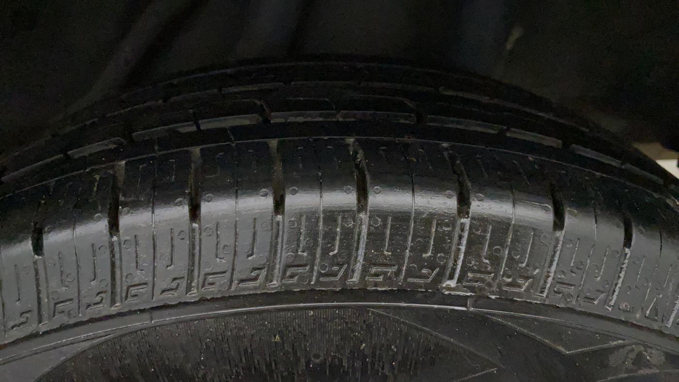 2015 Honda Amaze 1.5L I-DTEC S, CNG, Manual, 1,35,676 km, Left Rear Tyre Tread