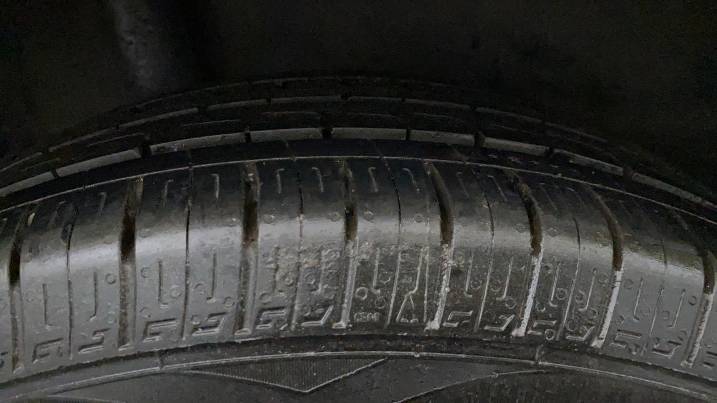 2015 Honda Amaze 1.5L I-DTEC S, CNG, Manual, 1,35,676 km, Right Rear Tyre Tread