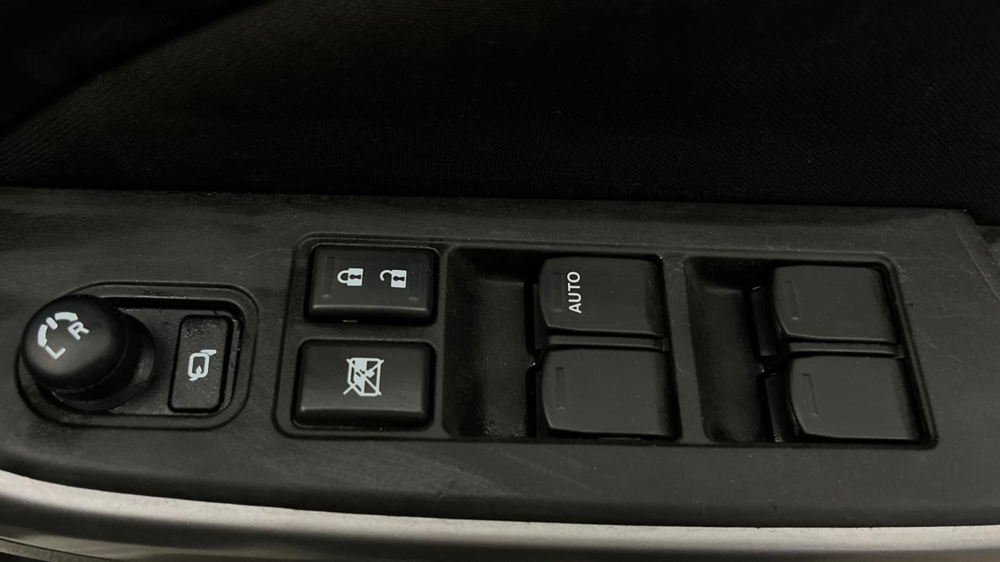 2022 Maruti Swift ZXI AMT, Petrol, Automatic, 39,752 km, Driver Side Door Panels Control