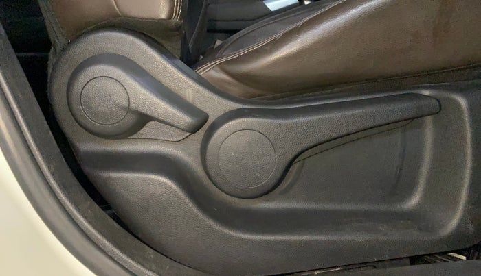 2020 Nissan Kicks XV PREMIUM (O) TURBO 1.3 DUAL TONE, Petrol, Manual, 54,686 km, Driver Side Adjustment Panel