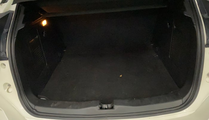 2020 Nissan Kicks XV PREMIUM (O) TURBO 1.3 DUAL TONE, Petrol, Manual, 54,686 km, Boot Inside