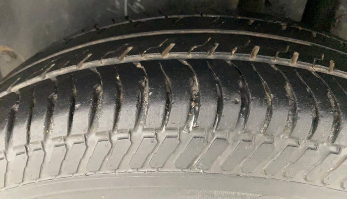 2016 Maruti Swift VXI, Petrol, Manual, 43,744 km, Left Rear Tyre Tread