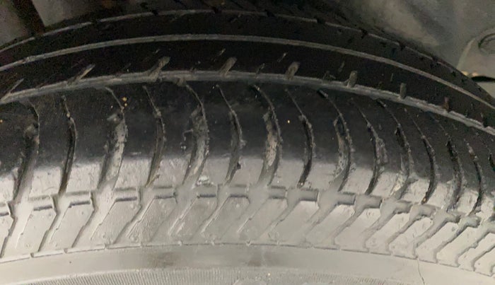 2016 Maruti Swift VXI, Petrol, Manual, 43,744 km, Right Rear Tyre Tread