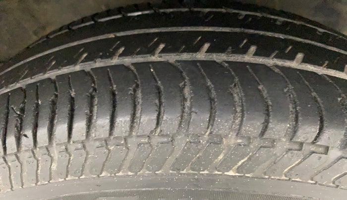 2016 Maruti Swift VXI, Petrol, Manual, 43,744 km, Right Front Tyre Tread
