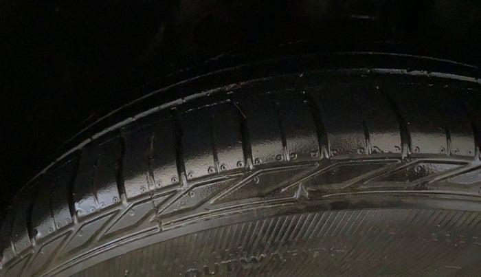 2022 Tata NEXON XZA PLUS (PREMIUM) KAZIRANGA PETROL, Petrol, Automatic, 32,262 km, Right Front Tyre Tread