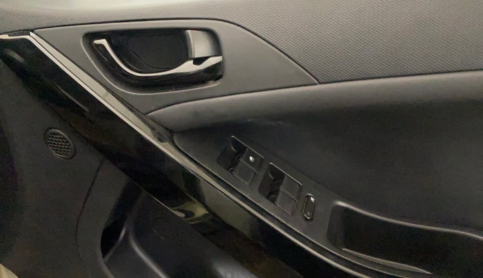 2022 Tata NEXON XZA PLUS (PREMIUM) KAZIRANGA PETROL, Petrol, Automatic, 32,262 km, Driver Side Door Panels Control