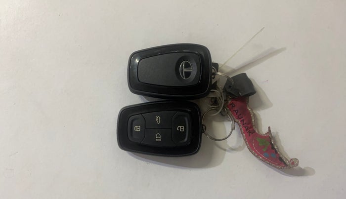 2022 Tata NEXON XZA PLUS (PREMIUM) KAZIRANGA PETROL, Petrol, Automatic, 32,262 km, Key Close Up