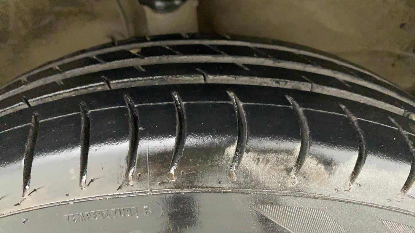 2017 Maruti Wagon R 1.0 LXI, CNG, Manual, 51,165 km, Right Front Tyre Tread