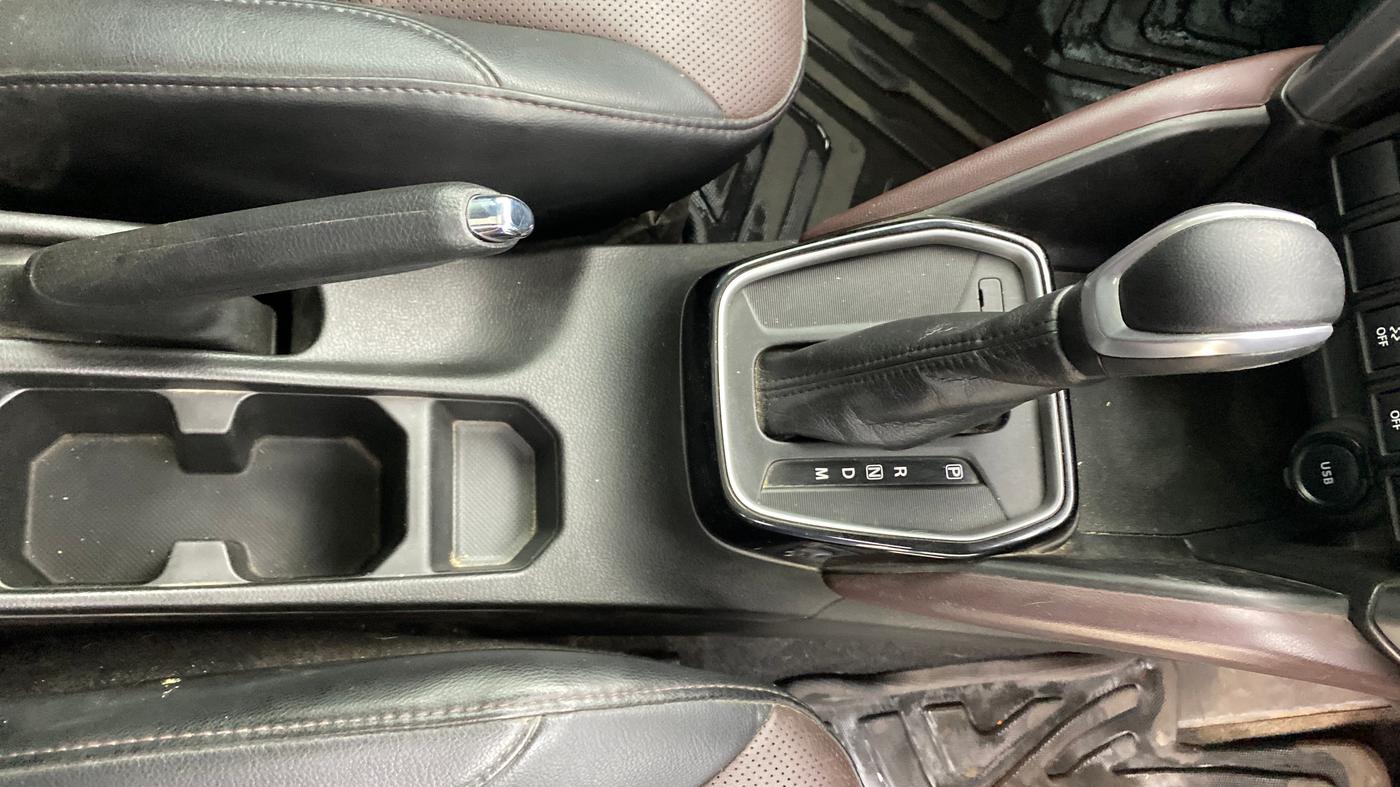 2024 Maruti Grand Vitara ALPHA SMART HYBRID AT, Petrol, Automatic, 27,304 km, Gear Lever