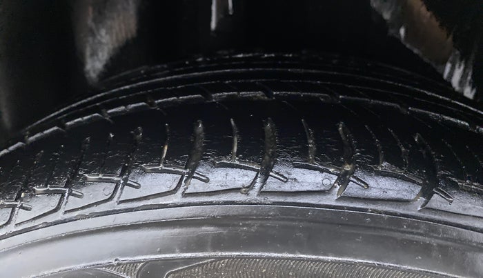 2018 Volkswagen Polo HIGH LINE PLUS 1.0, CNG, Manual, 36,923 km, Right Rear Tyre Tread