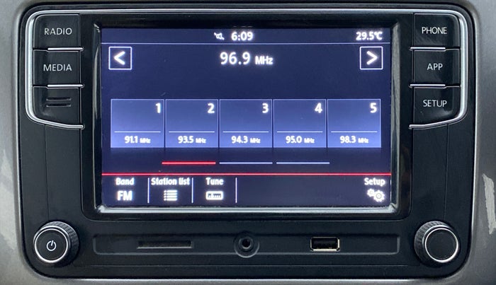 2018 Volkswagen Polo HIGH LINE PLUS 1.0, CNG, Manual, 36,923 km, Infotainment System