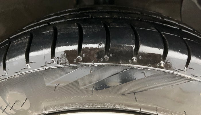 2017 Hyundai Grand i10 SPORTZ 1.2 KAPPA VTVT, Petrol, Manual, 36,339 km, Right Front Tyre Tread