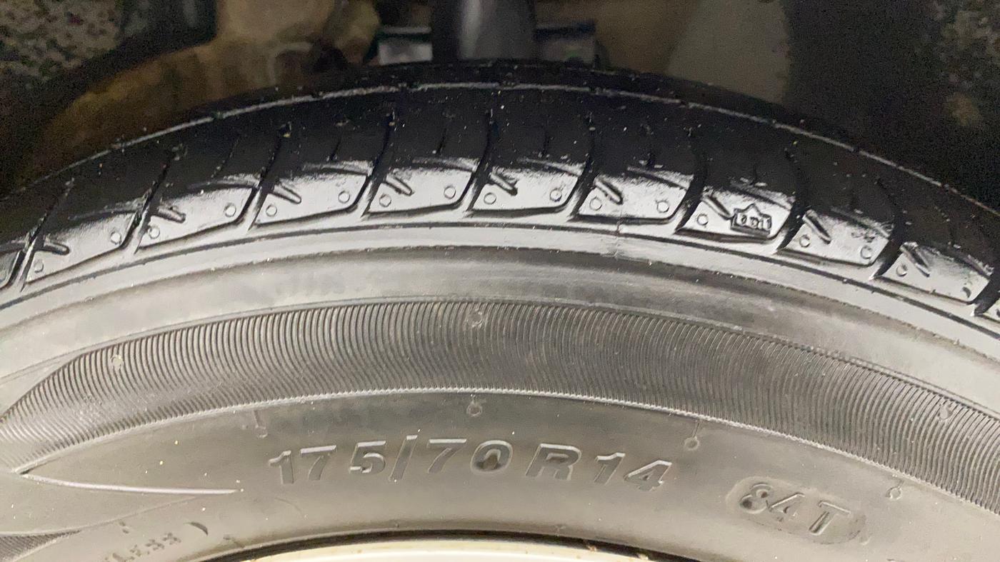 2017 Volkswagen Ameo TRENDLINE 1.5L, Diesel, Manual, 1,01,148 km, Right Front Tyre Tread