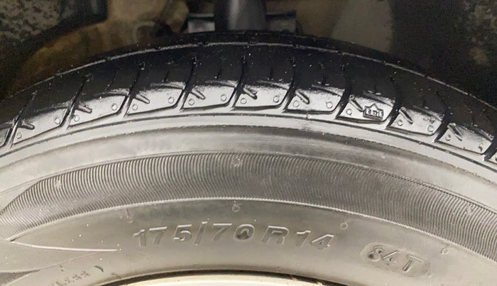 2017 Volkswagen Ameo TRENDLINE 1.5L, Diesel, Manual, 1,01,148 km, Right Front Tyre Tread