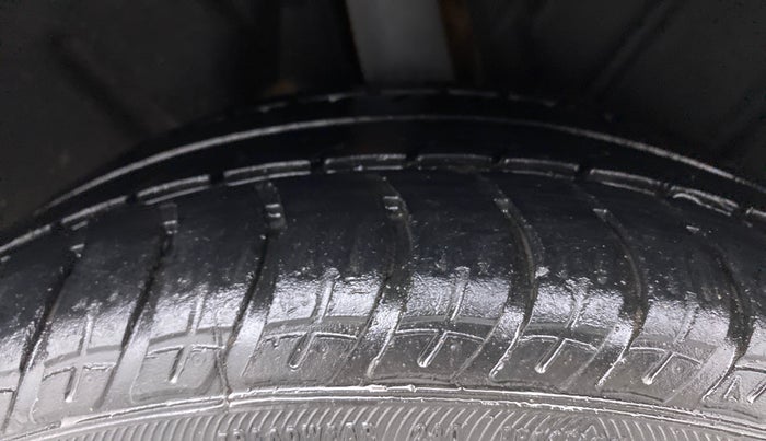 2016 Volkswagen Jetta COMFORTLINE 1.4 TSI MT, Petrol, Manual, 17,105 km, Left Rear Tyre Tread