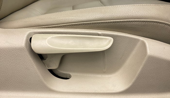 2016 Volkswagen Jetta COMFORTLINE 1.4 TSI MT, Petrol, Manual, 17,105 km, Driver Side Adjustment Panel