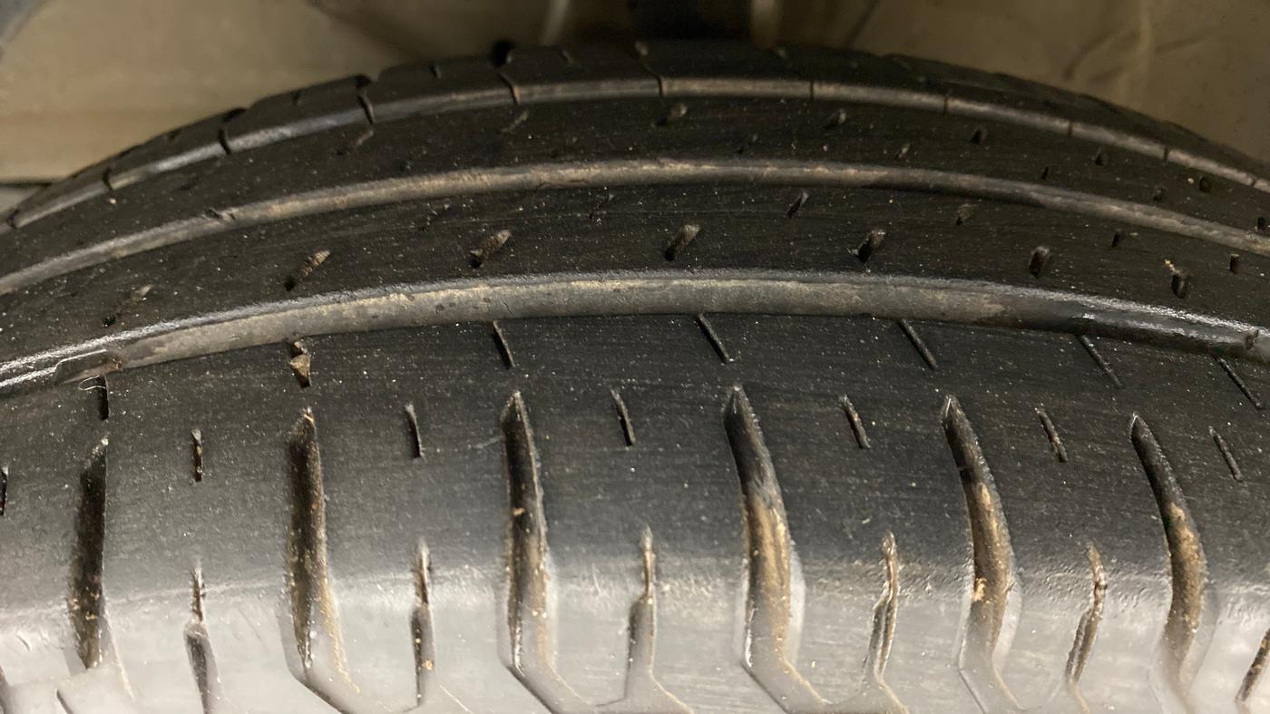 2018 Maruti Swift VXI AMT, Petrol, Automatic, 21,038 km, Left Front Tyre Tread