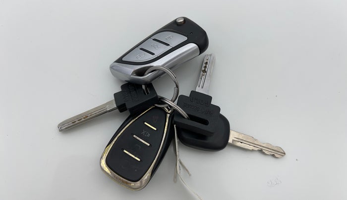 2021 Maruti Swift LXI, Petrol, Manual, 49,260 km, Key Close Up