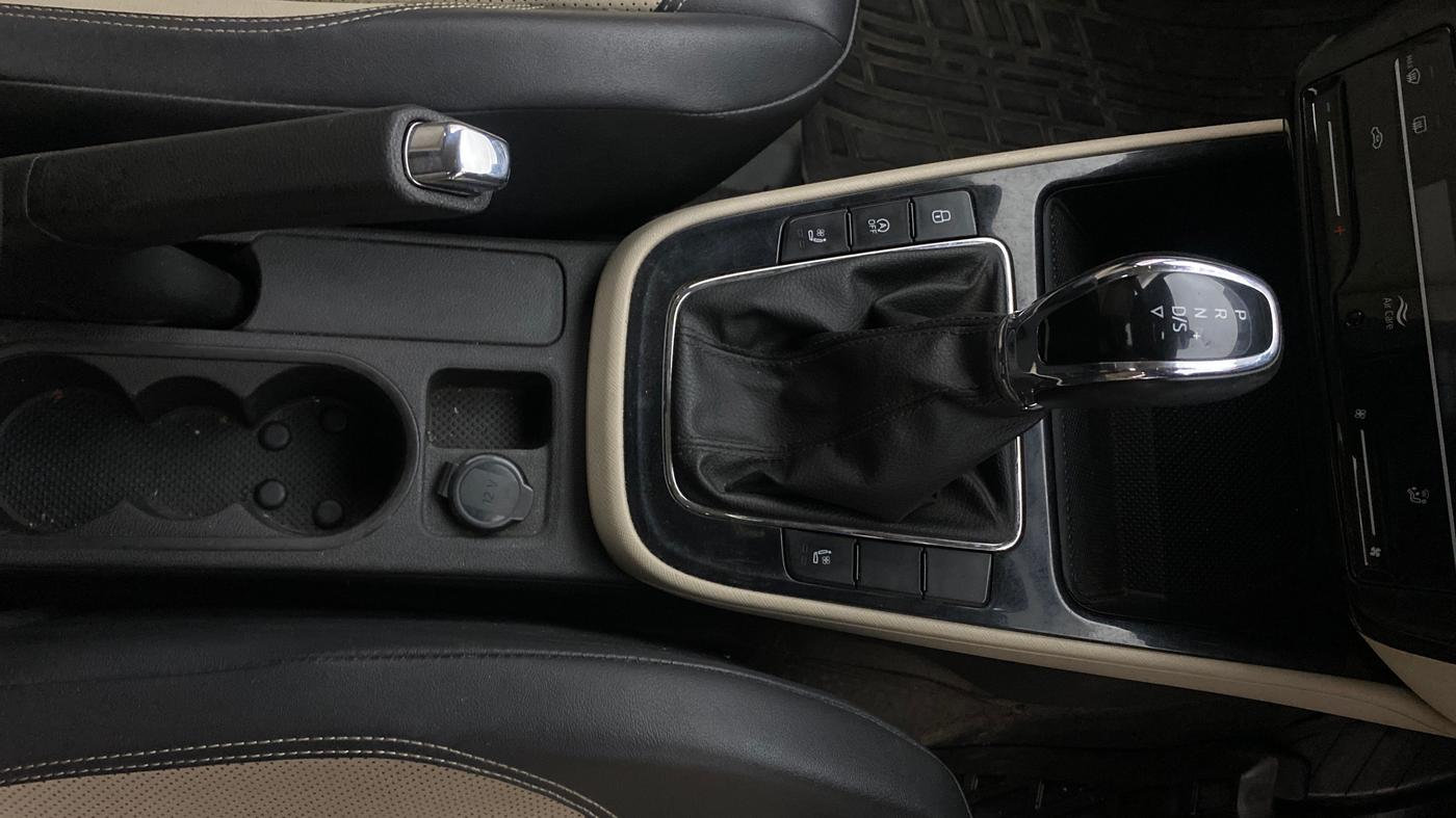 2022 Skoda SLAVIA STYLE 1.0L TSI AT, Petrol, Automatic, 88,338 km, Gear Lever