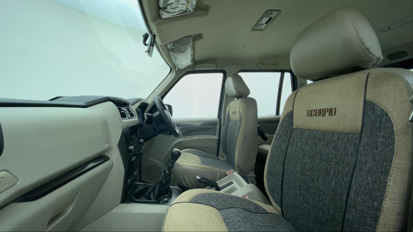 2017 Mahindra Scorpio S6+ INTELL HYBRID, Diesel, Manual, 44,412 km, Right Side Front Door Cabin