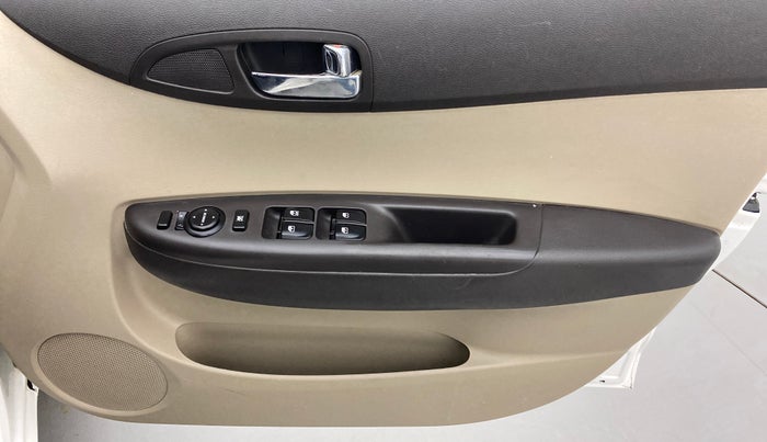 2013 Hyundai i20 MAGNA 1.2, Petrol, Manual, 50,260 km, Driver Side Door Panels Control