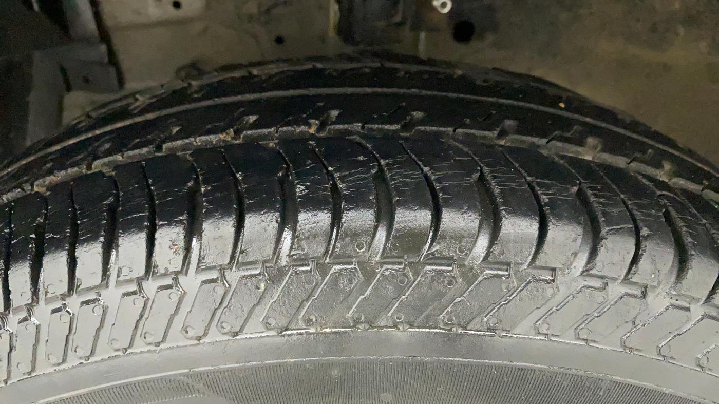 2013 Maruti Swift VXI, Petrol, Manual, 76,217 km, Left Front Tyre Tread