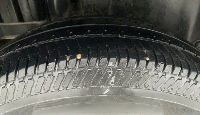 2013 Maruti Swift VXI, Petrol, Manual, 76,217 km, Right Rear Tyre Tread