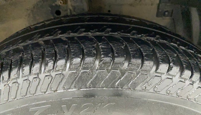 2013 Maruti Swift VXI, Petrol, Manual, 76,217 km, Right Front Tyre Tread