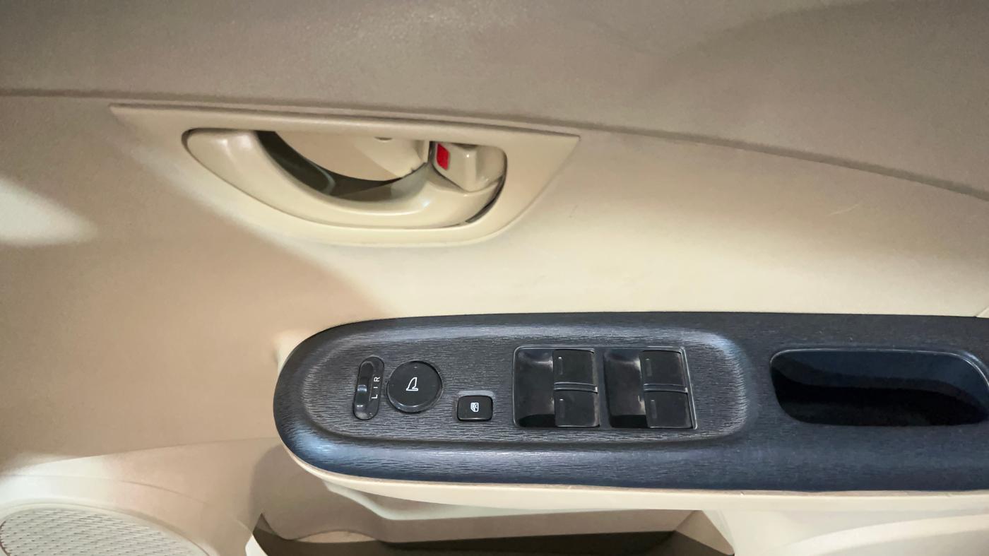 2014 Honda Amaze 1.2L I-VTEC S, Petrol, Manual, 72,892 km, Driver Side Door Panels Control