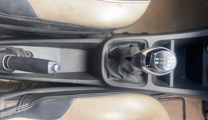 2019 Renault Kwid RXT 1.0 (O), Petrol, Manual, 70,982 km, Gear Lever