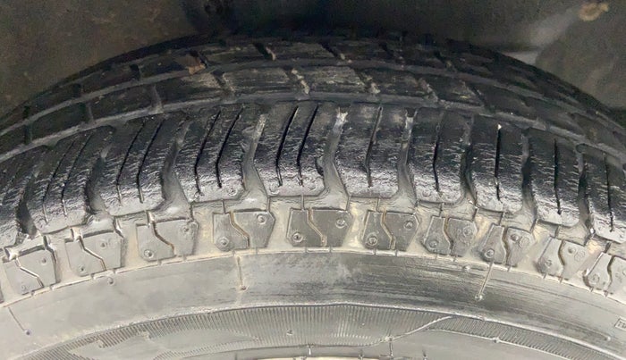 2010 Maruti A Star VXI, Petrol, Manual, 1,04,525 km, Right Front Tyre Tread