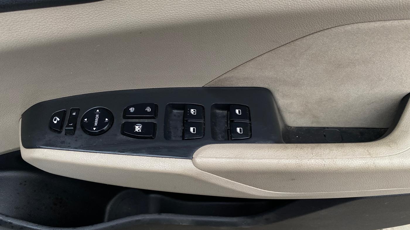 2022 Hyundai Verna SX 1.5 VTVT IVT, Petrol, Automatic, 64,150 km, Driver Side Door Panels Control