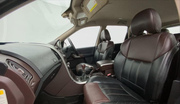 2012 Mahindra XUV500 W8 AWD, Diesel, Manual, 1,16,250 km, Right Side Front Door Cabin