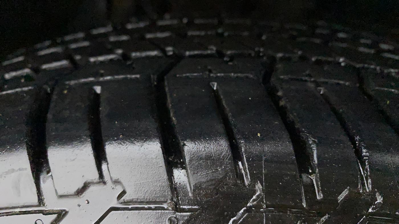 2012 Mahindra XUV500 W8 AWD, Diesel, Manual, 1,16,250 km, Right Front Tyre Tread