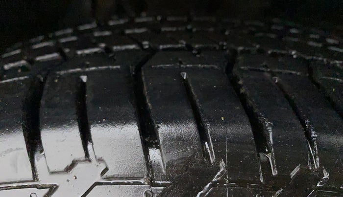 2012 Mahindra XUV500 W8 AWD, Diesel, Manual, 1,16,250 km, Right Front Tyre Tread